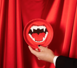 Taldrikud „Vampiiri kihvad“ (6 tk / 17 cm) 2